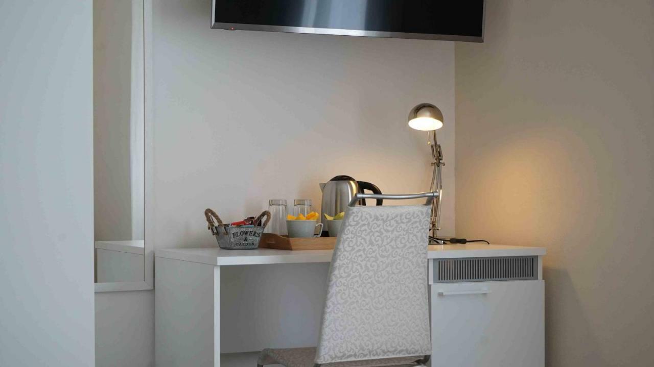 The White Building - Rooms Costermano Eksteriør billede